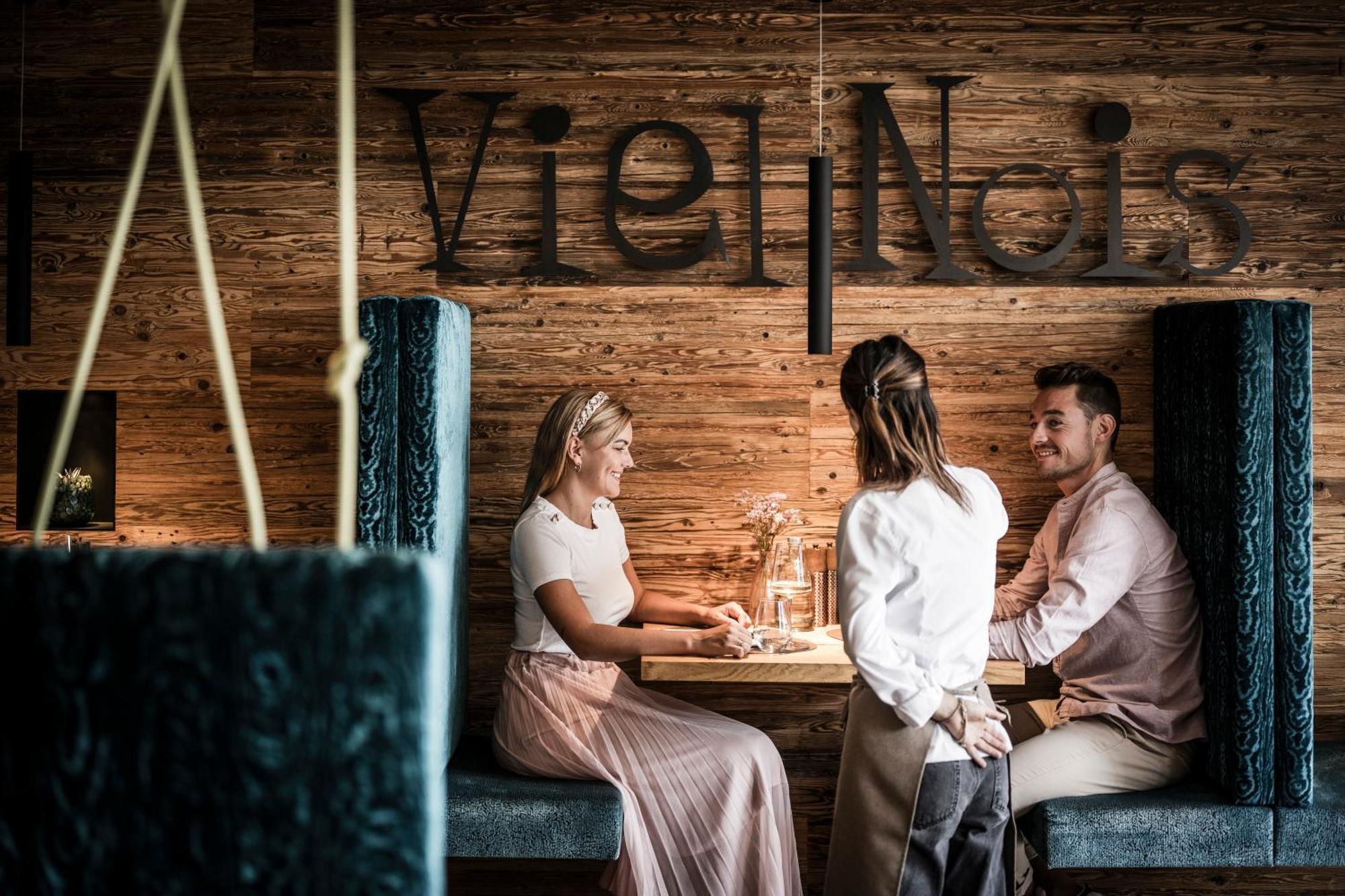 Viel Nois Guest House Фунес Экстерьер фото